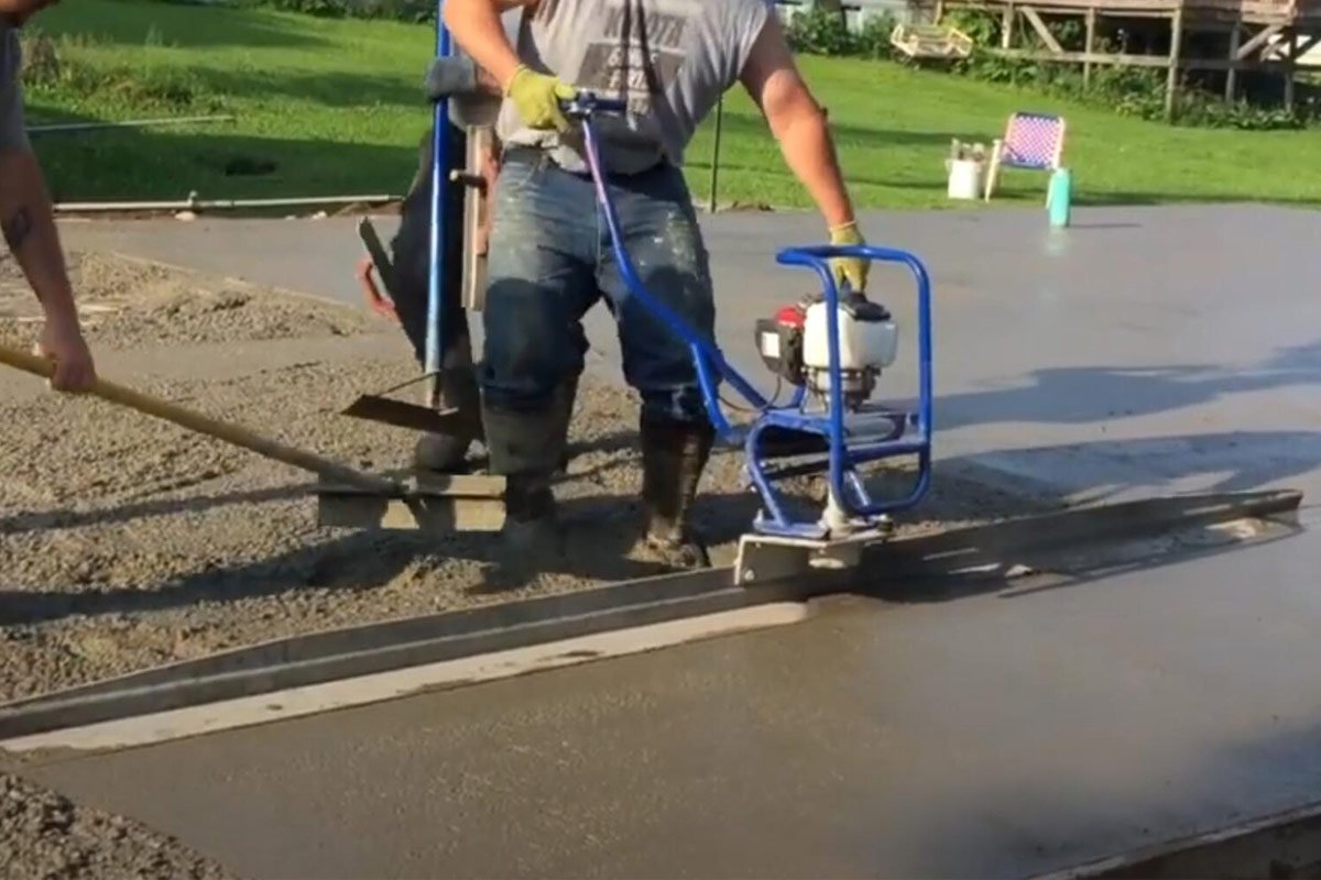 concrete power screed machine on work