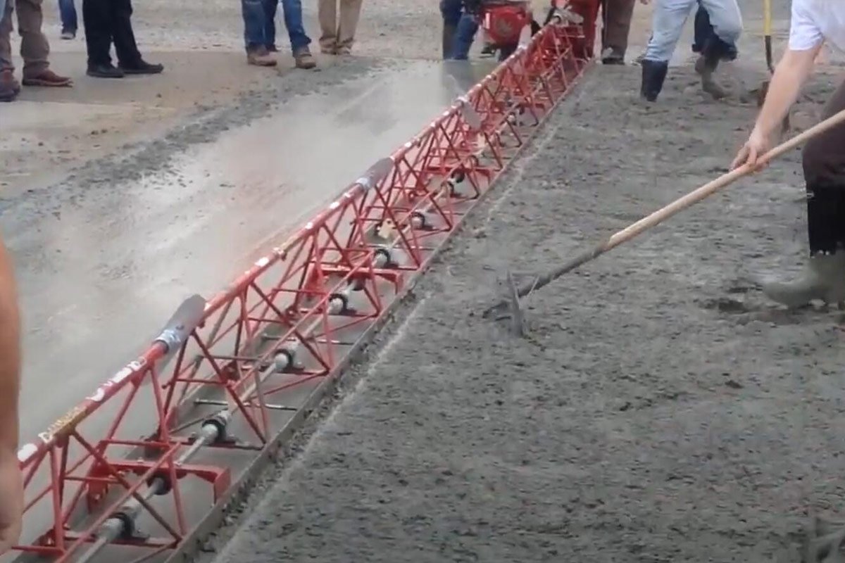 concrete truss screed machine on work